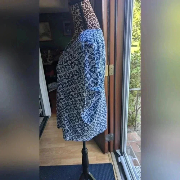 Croft & Barrow Essential V-Neck Women's T-shirt Blue Garden Geo Large (EUC) - Picture 8 of 9